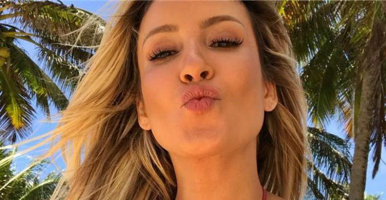 Grávida, Claudia Leitte posa de roupão em clique arrasador no banheiro