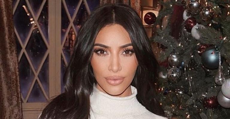 Kim Kardashian choca ao usar vestido mega decotado: Veja o babado!