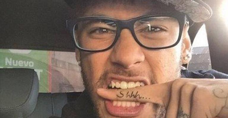 Neymar Jr. mostra quadro em que aparece desenhado como Batman e Coringa