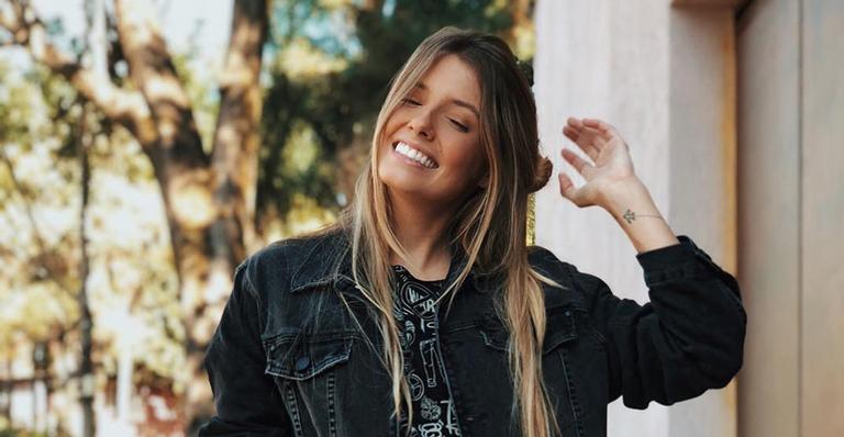 Depois de suspense, modelo Paola Antonini revela nova cor de sua prótese