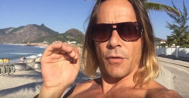 Theo Becker conta como abandonou o vício em drogas na adolescência