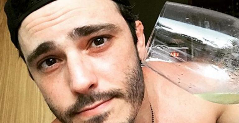 Thiago Rodrigues é flagrado beijando quatro mulheres, diz colunista