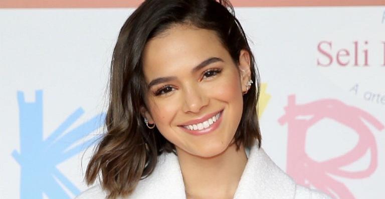 Bruna Marquezine ousa com look grifado avaliado em R$ 23 mil