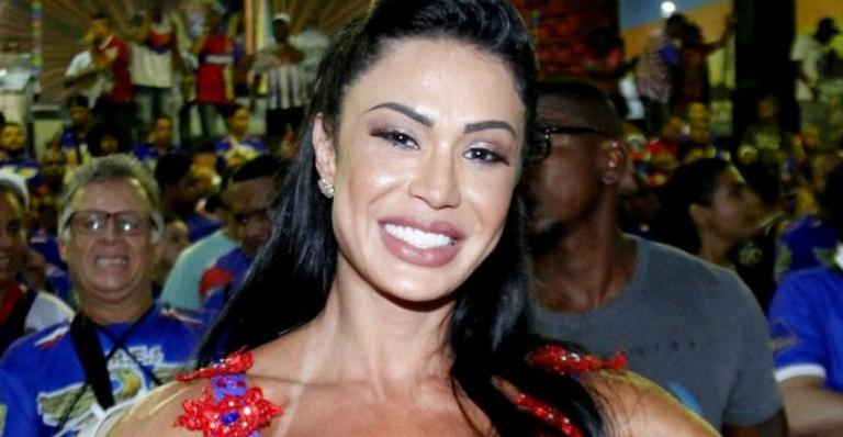 Gracyanne Barbosa se acaba no samba em ensaio da União da Ilha do Governador