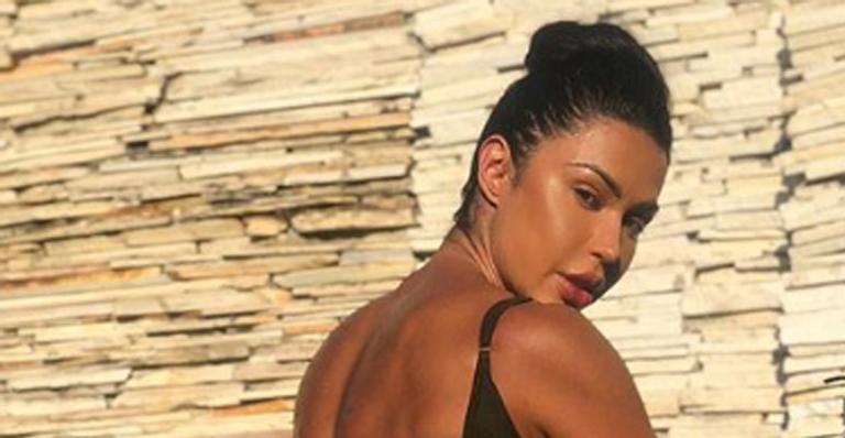 Gracyanne Barbosa exibe os músculos ao posar de ponta-cabeça no pole dance