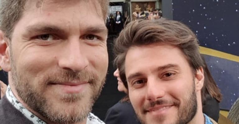 Hugo Bonemer relembra 8 anos de namoro e se declara: ”Apaixonado”