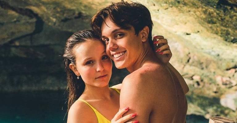 Larissa Manoela fala sobre relacionamento à distância: ”Mesmo de longe te sinto aqui pertinho”