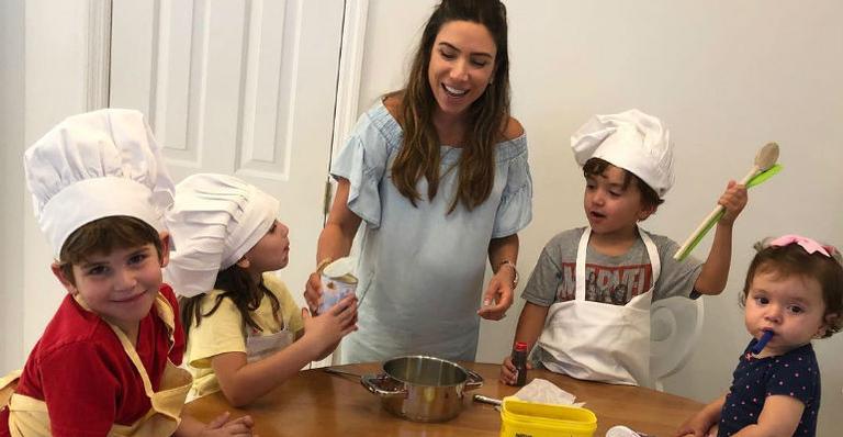 Grávida, Patricia Abravanel faz ”bagunça” na cozinha com os filhos e sobrinhos
