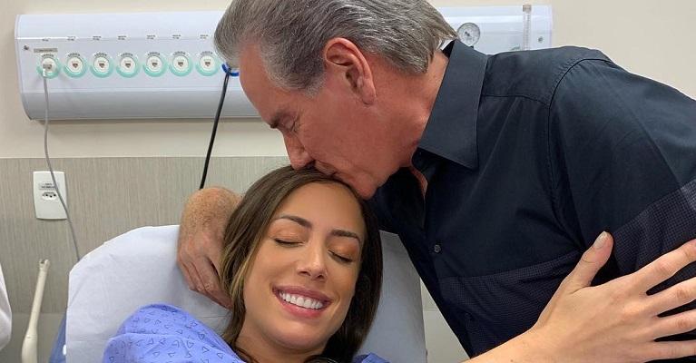 Roberto Justus exibe rostinho das netas recém-nascidas: ”Difícil descrever a emoção”
