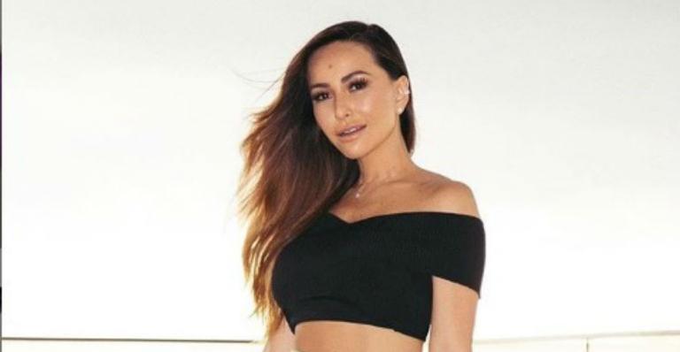 Sabrina Sato garante que vive maternidade real: ”Debaixo da maquiagem, tem muitas olheiras”
