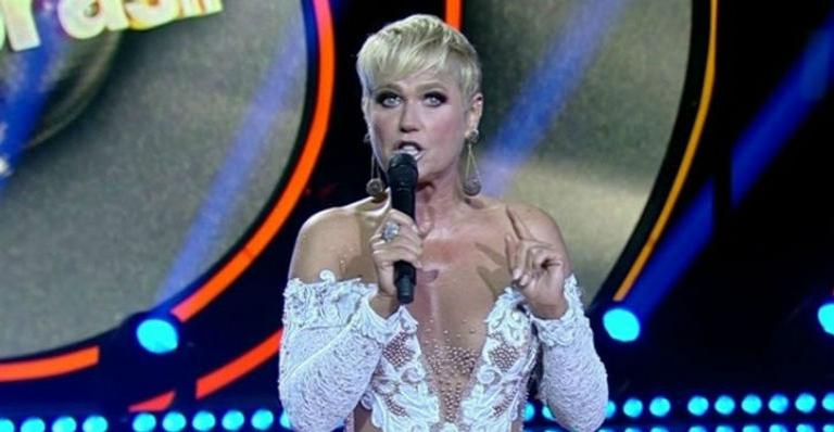 Xuxa Meneghel posa com anel em formato de sapo e vira piada na web