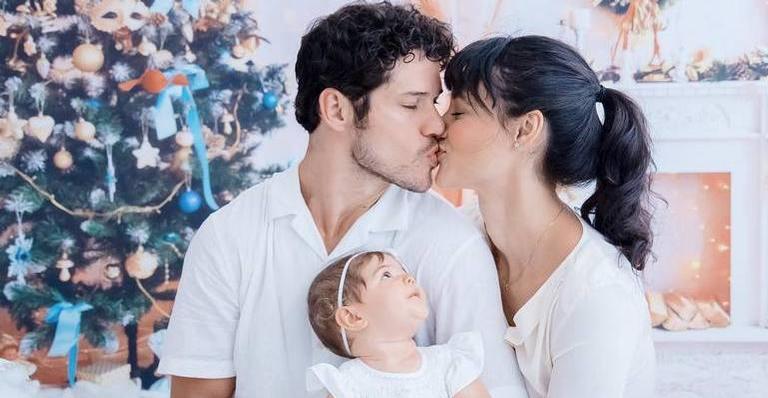 Bella, filha de Débora Nascimento e José Loreto, encanta com gargalhada gostosa