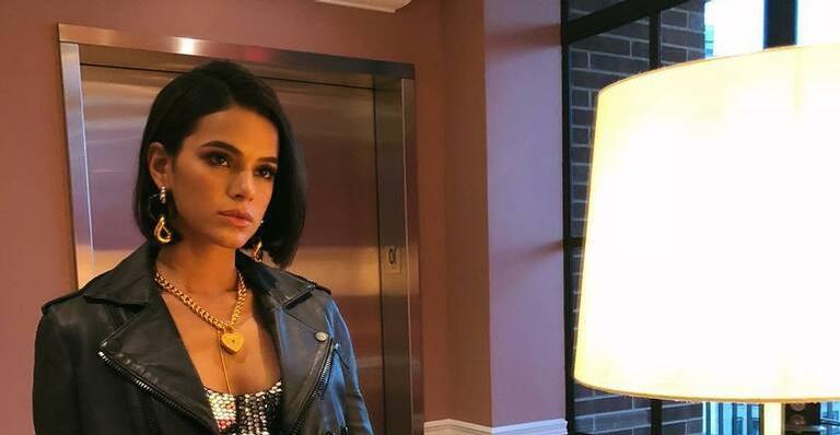 Bruna Marquezine posa com blusa transparente e encanta seguidores