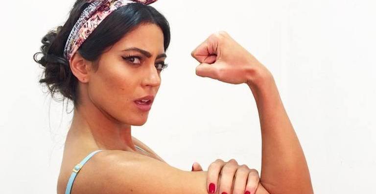 Carol Castro bota a mão na massa e recolhe lixo de praia em Noronha
