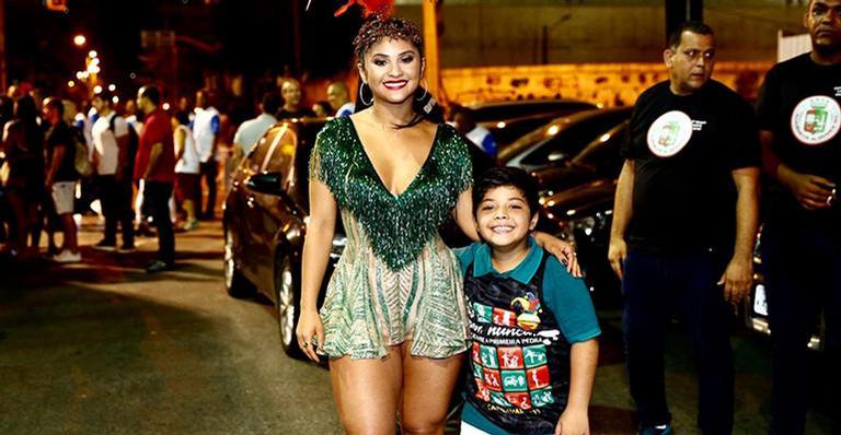 Clima de carnaval! Mileide Mihaile leva Yudhy para curtir ensaio técnico da Grande Rio