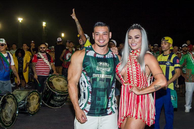 Após reatar o relacionamento, Juju Salimeni vai acompanhada do marido em ensaio para o Carnaval