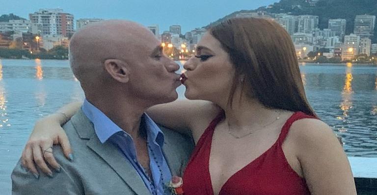 Ex-BBB Ayrton posta foto dando selinho na filha e manda recado para internautas