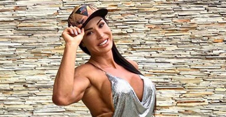 Gracyanne Barbosa empina o bumbum e exibe os músculos na web