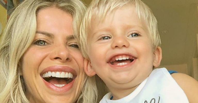 Karina Bacchi encanta a web ao mostrar Enrico lambuzado de iogurte: ”Amo”