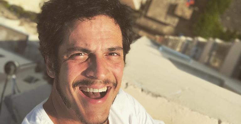 Mateus Solano aparece ao lado do irmão e choca fãs: ”Parece aquela montagem do antes e depois!”