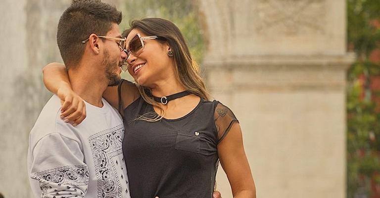 Fãs especulam suposta gravidez de Mayra Cardi, mas Arthur Aguiar desmente o boato