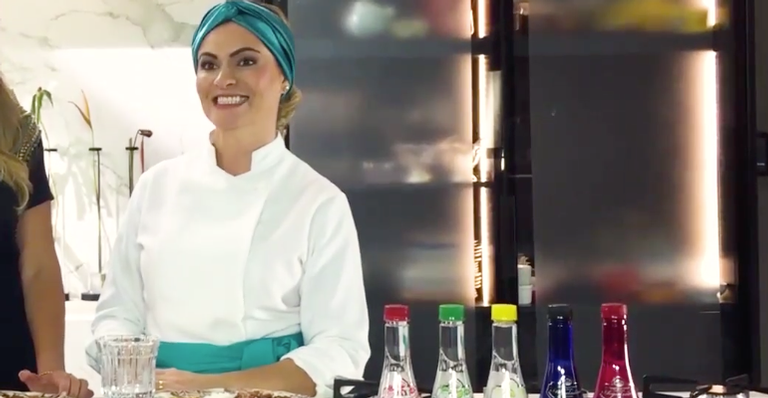 Monica Chaves revela receita de sua avó no Bate Bola na Cozinha