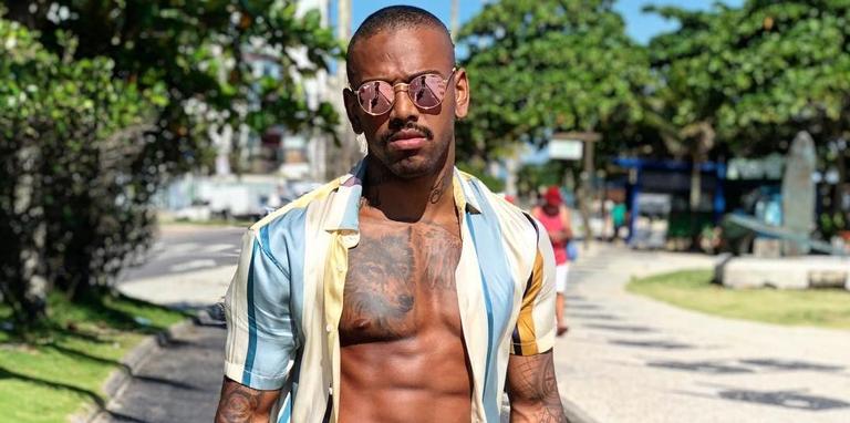 Nego do Borel esquenta a temperatura de sunga e atriz deixa comentário ousado