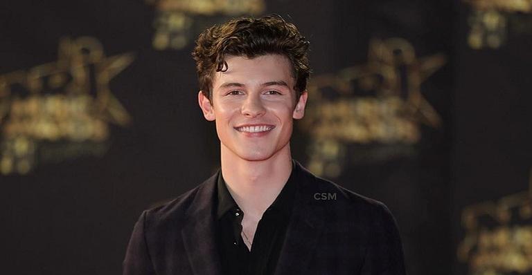 Shawn Mendes enlouquece as fãs ao aparecer só de cueca em ensaio fotográfico