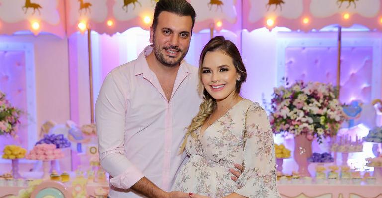 Thaeme Mariôto realiza chá de bebê e doa fraldas para gestantes carentes