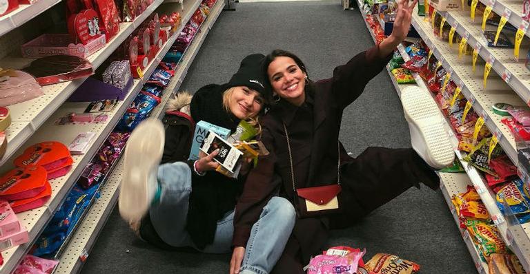 Bruna Marquezine e Sasha Meneghel se divertem durante jantar em NY