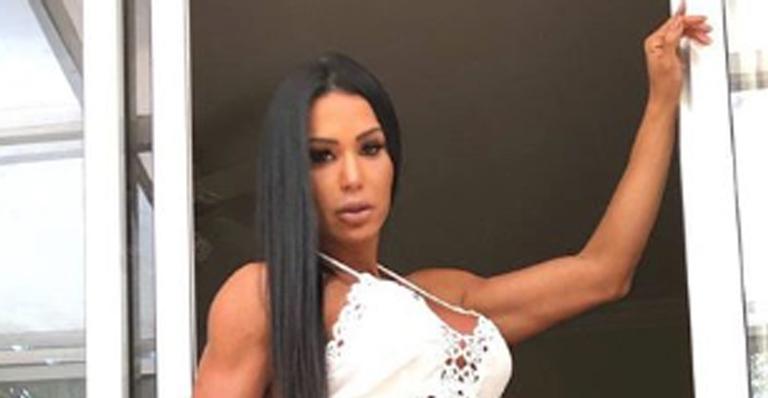 Gracyanne Barbosa posa de lingerie e exibe marquinha de sol