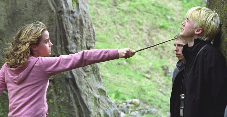 Emma Watson compartilha clique tirado por Tom Felton e fãs shippam casal: ”Dramione é real”
