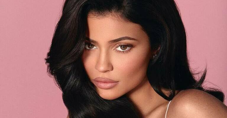 Fez ou não fez? Kylie Jenner esclarece boatos sobre plásticas faciais