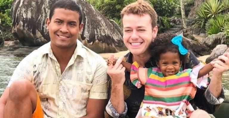Emocionado, Pablo Sanabio revela como foi todo o processo de adoção de sua filha com o marido