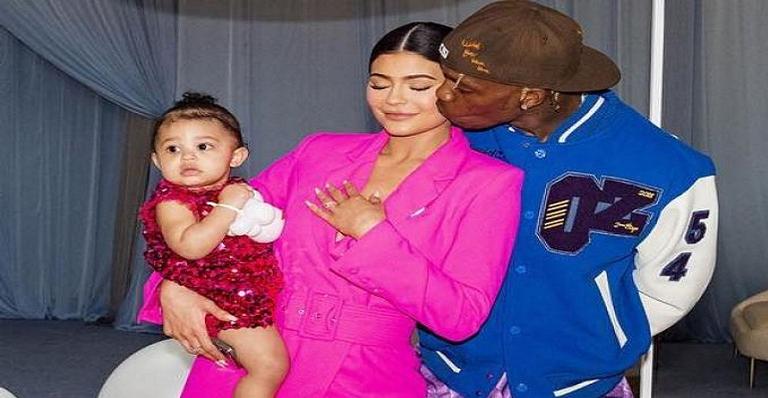 Filha de Kylie Jenner ganha colar de diamantes de presente do pai rapper