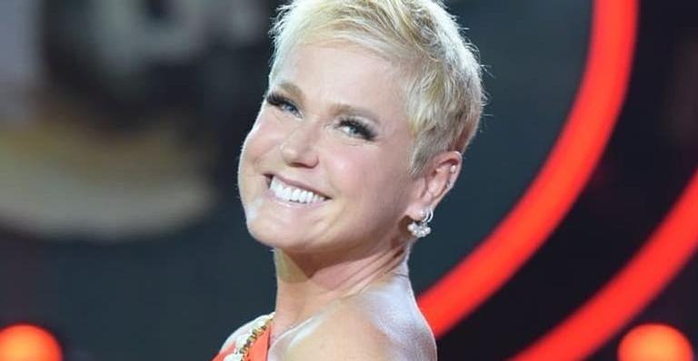Xuxa Meneghel exibe novo visual em evento ao lado de Daniel
