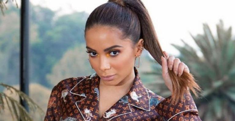 Anitta reclama de capa da sua biografia misteriosa: ”Cadê meu rosto?”