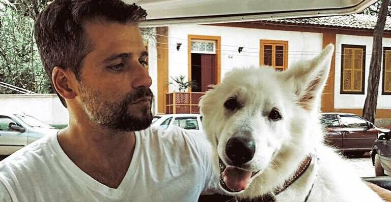 Bruno Gagliasso ignora polêmicas envolvendo Marina Ruy Barbosa e posta foto no bastidor da novela