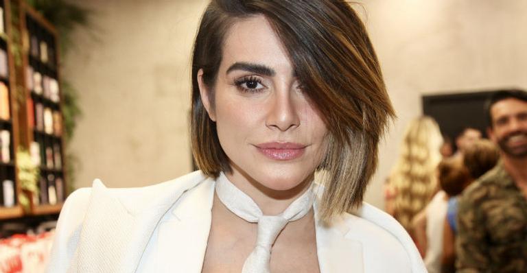 Ousada! Cleo deixa sutiã transparente à mostra em evento