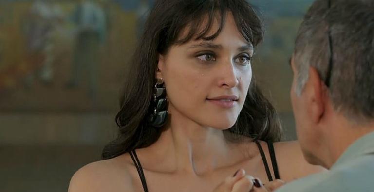 Arte imita a vida! Débora Nascimento vai acabar com casamento na novela ”Verão 90”
