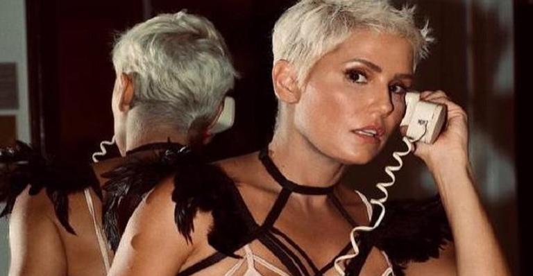 Deborah Secco posta clique sexy com decote generoso e fãs suspiram
