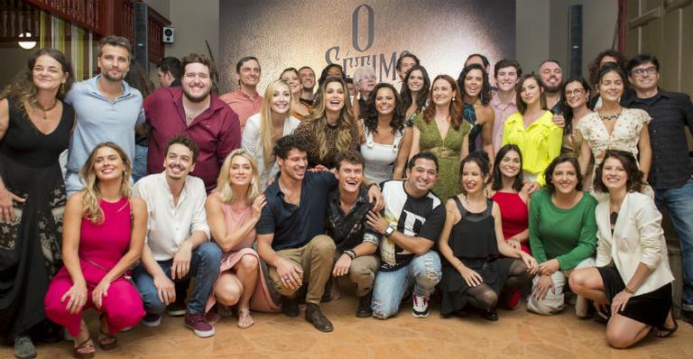 Elenco de ‘O Sétimo Guardião’ ignora polêmica e faz festa para comemorar capítulo 100