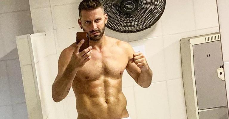 Henri Castelli exibe tanquinho em clique inusitado no Instagram