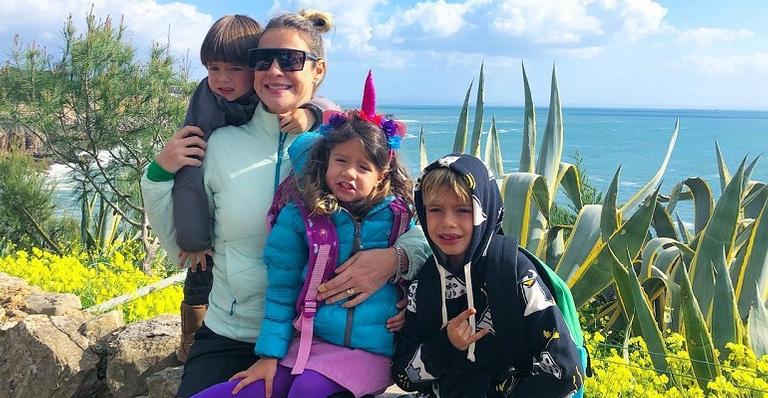 Luana Piovani se estressa ao levar filhos para escola e desabafa: ”Três estrupícios!”