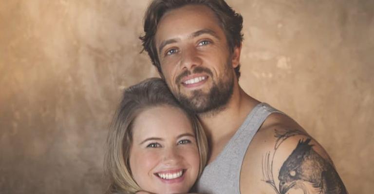 Rafael Cardoso posta foto sem camisa e esposa diz: ”O povo pra gostar de mostrar as tetas, viu?”