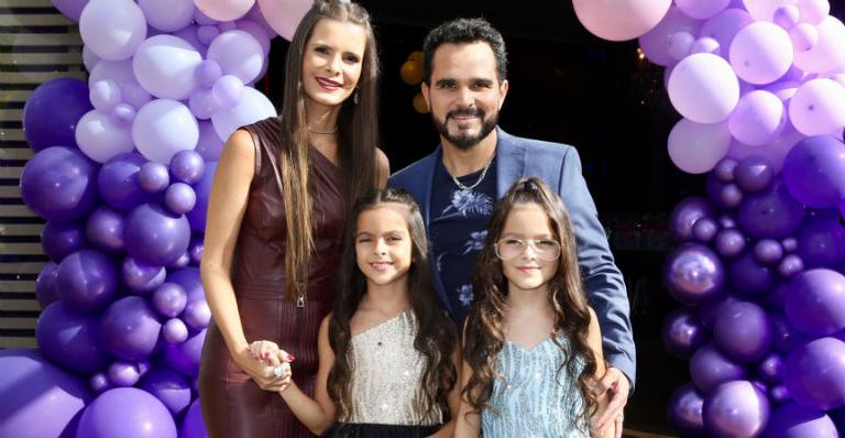 Luciano Camargo promove festão para comemorar o aniversário das gêmeas, Helena e Isabella