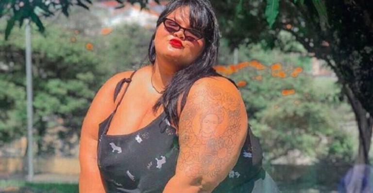 Thais Carla, bailarina plus size de Anitta, aparece nua no banho com marido