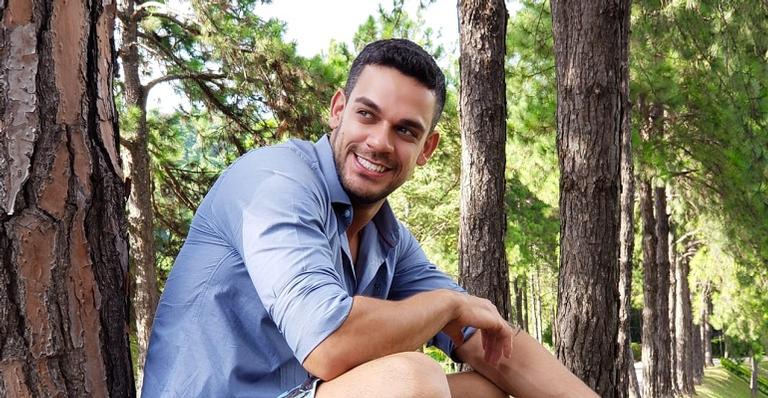 Caique Aguiar volta as telinhas e comenta sobre relação com Nadja Pessoa