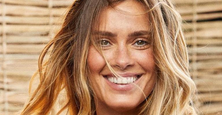 Carolina Dieckmann desenha estampa para coleção de moda praia e arrasa em fotos