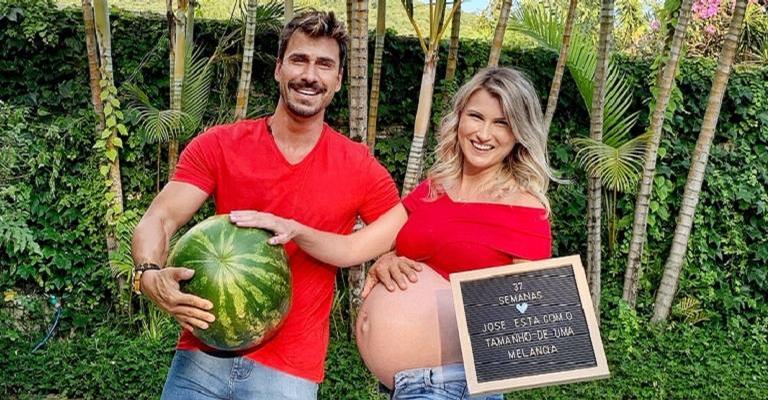 Julio Rocha mostra o rostinho de filho recém-nascido pela 1ª vez